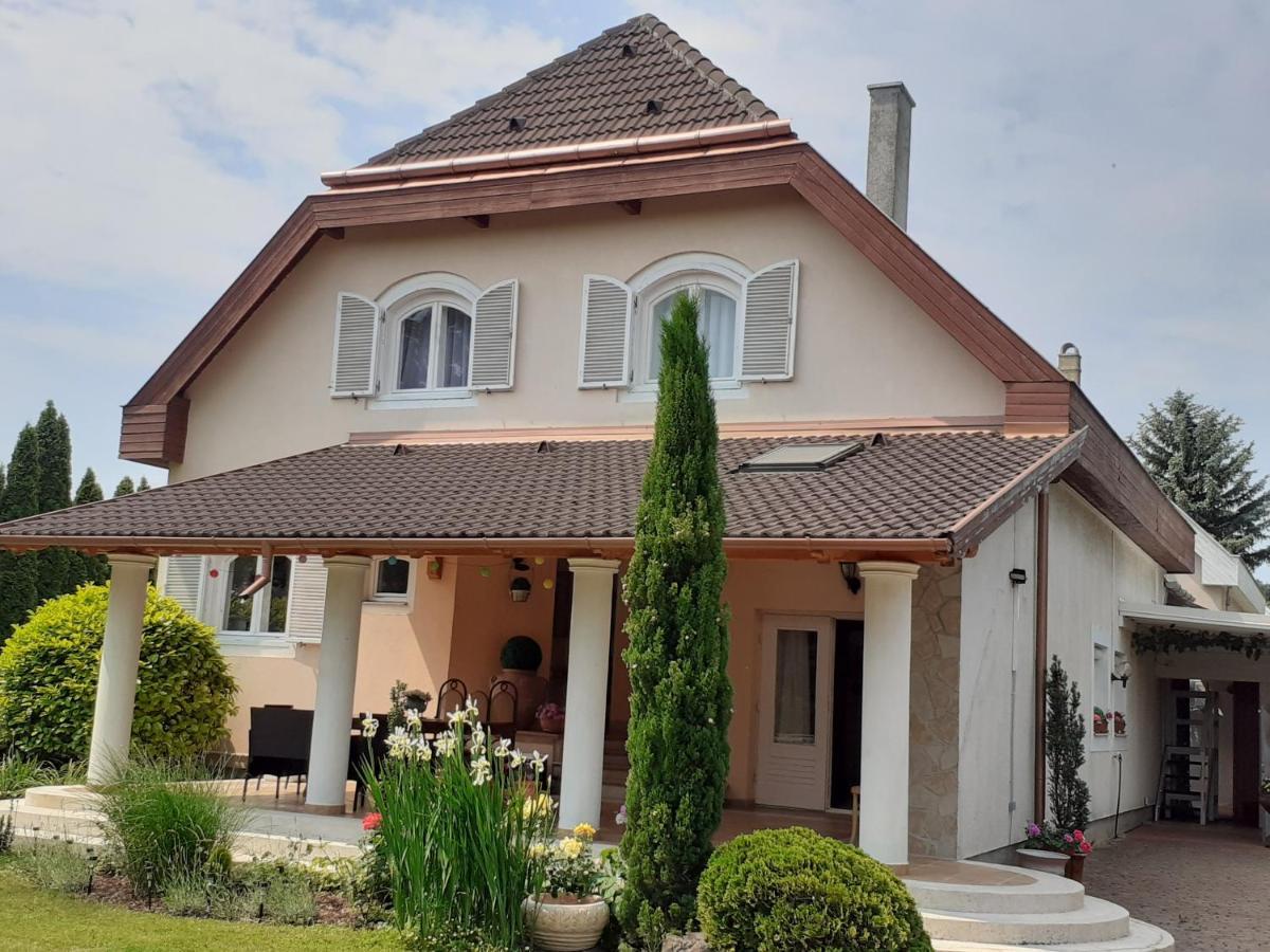 Csopak Mariann Apartman Luaran gambar